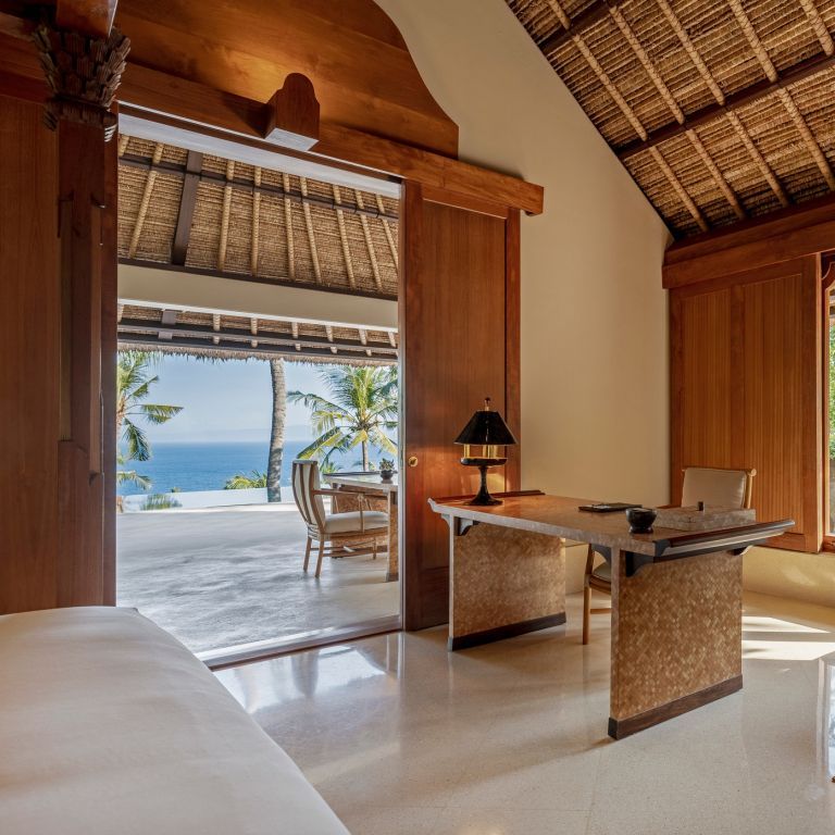 Suite mit Teakholz-Design und offener Terrasse mit Meerblick