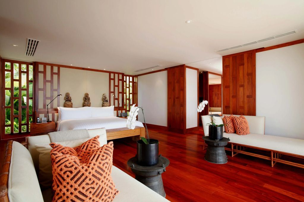 Luxus-Schlafzimmer mit modernen Holzelementen und eleganter Dekoration