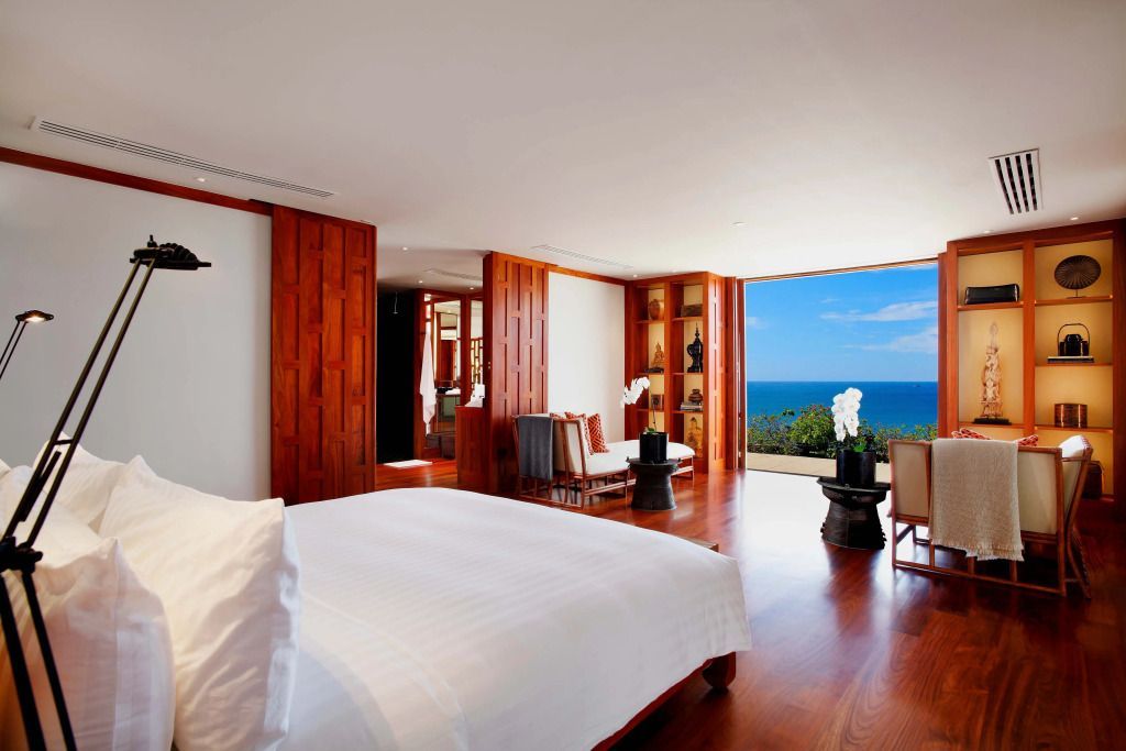 Helles Schlafzimmer mit freiem Blick aufs Meer und eleganter Einrichtung