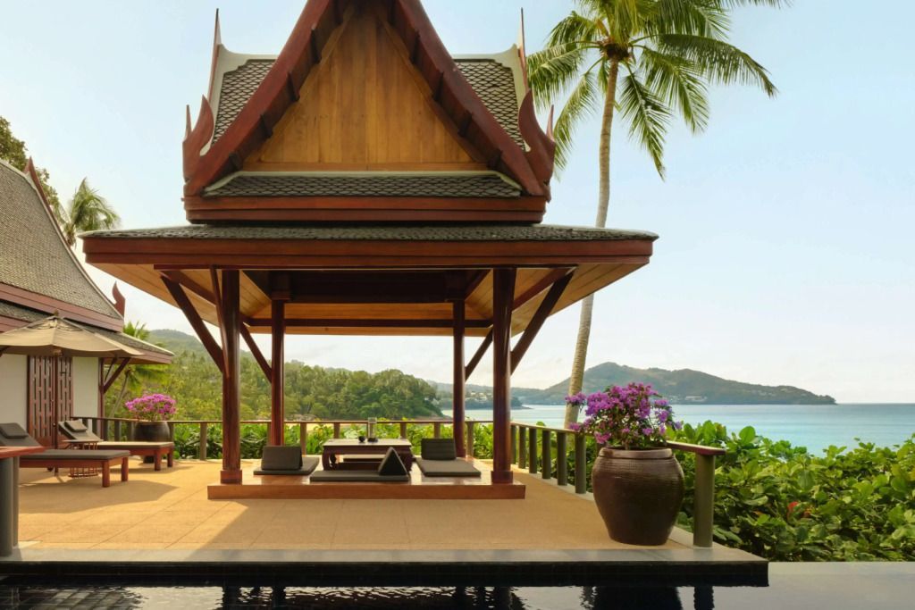 Traditionelles thailändisches Pavillon mit Blick auf den Ozean