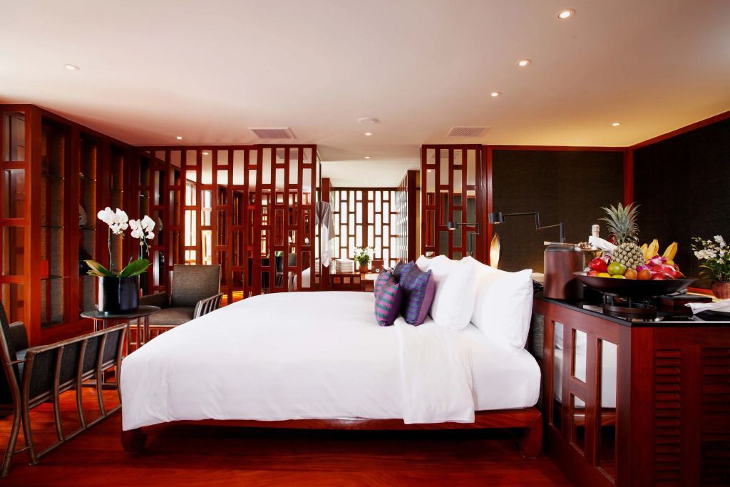 Luxuriöses Schlafzimmer mit großen Fenstern und dekorativen Holzwänden in der Villa