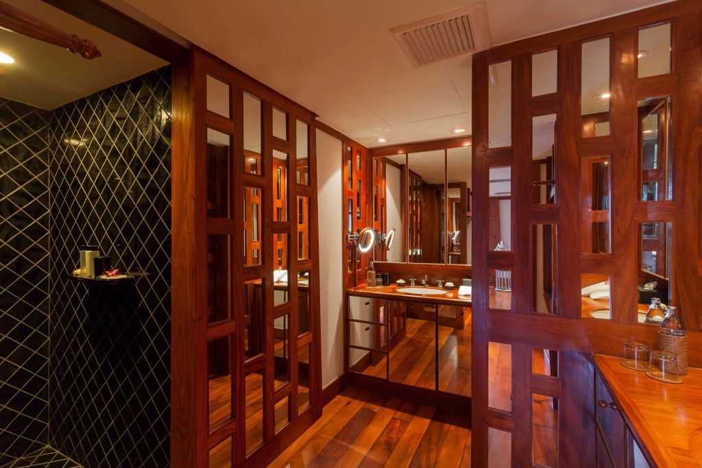 Badezimmer mit modernen Holzelementen und eleganten Waschtischen