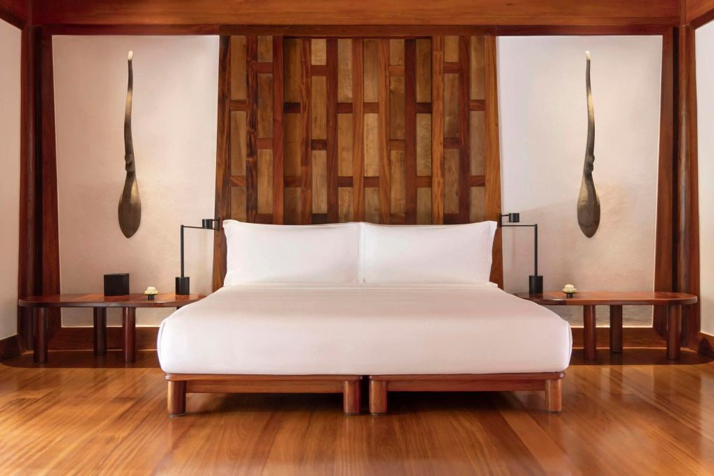 Luxuriöses Schlafzimmer in einem Pavilion mit Doppelbett und Holzelementen im Amanpuri Hotel.