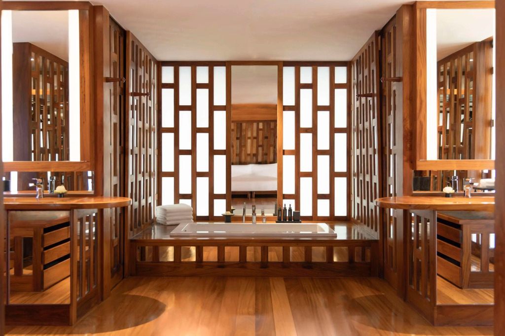 Modernes Badezimmer mit Holzelementen und luxuriöser Ausstattung im Amanpuri Hotel.