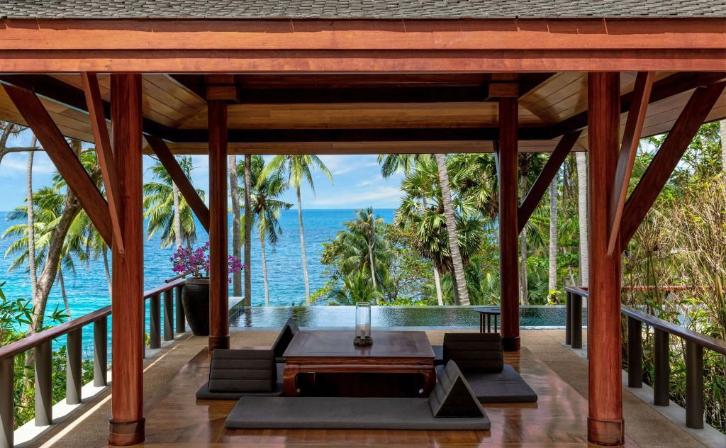 Lounge-Bereich mit Blick auf das Meer und Palmen im Ocean Pool Pavilion