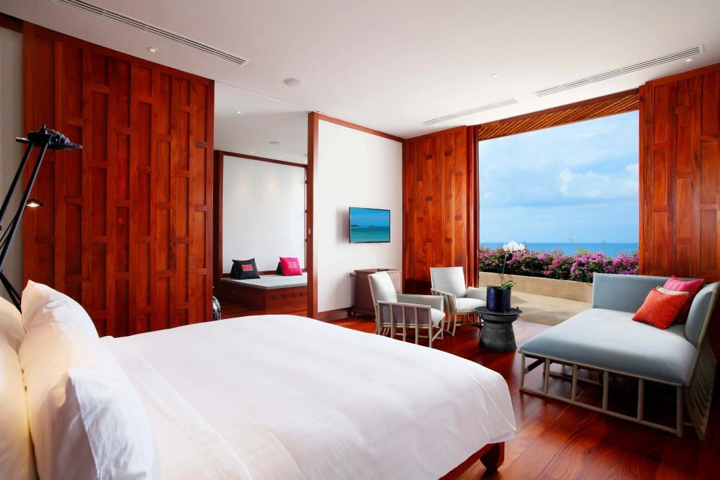 Blick ins helle Schlafzimmer mit Ozeanaussicht und modernen Annehmlichkeiten