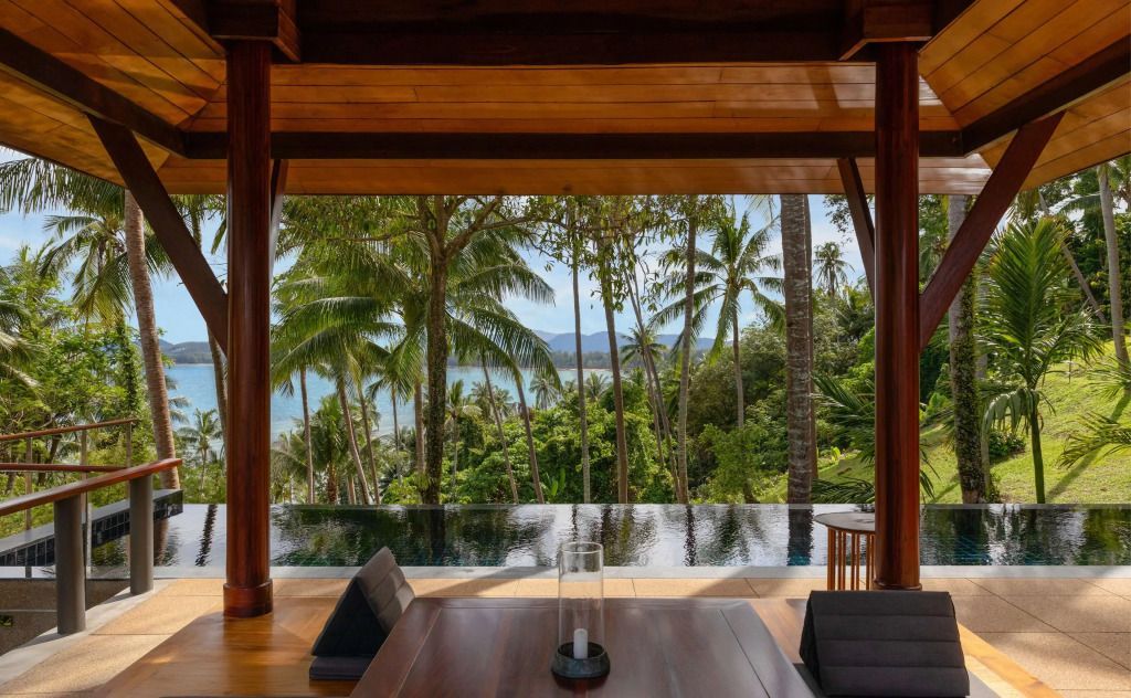Blick von der Terrasse auf den Infinity-Pool und das Meer
