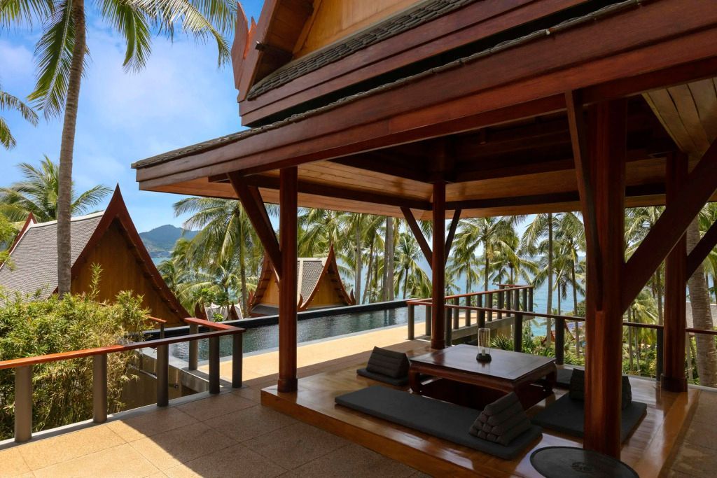 Außenterrasse mit traditionellem Holzdesign und Meerblick