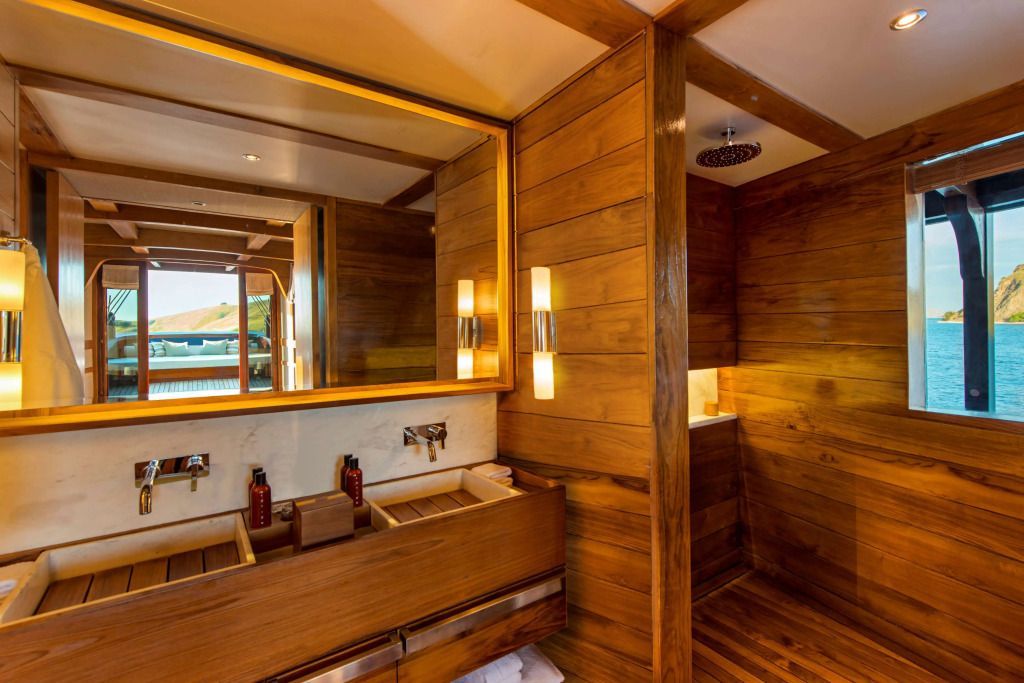 Modernes Badezimmer aus Holz mit großem Spiegel und stilvollen Armaturen