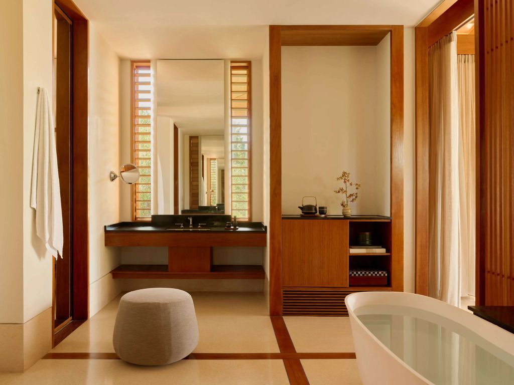 Luxuriöses Badezimmer mit freistehender Badewanne und großem Spiegel.