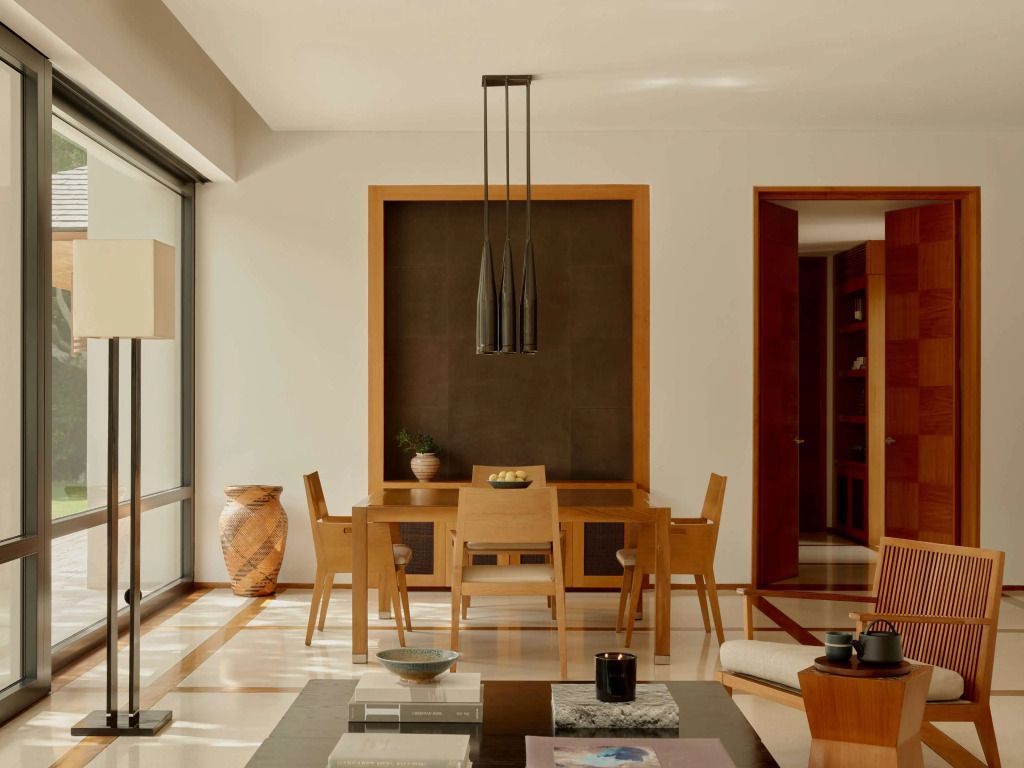 Essbereich mit modernem Holztisch und minimalistischer Dekoration.