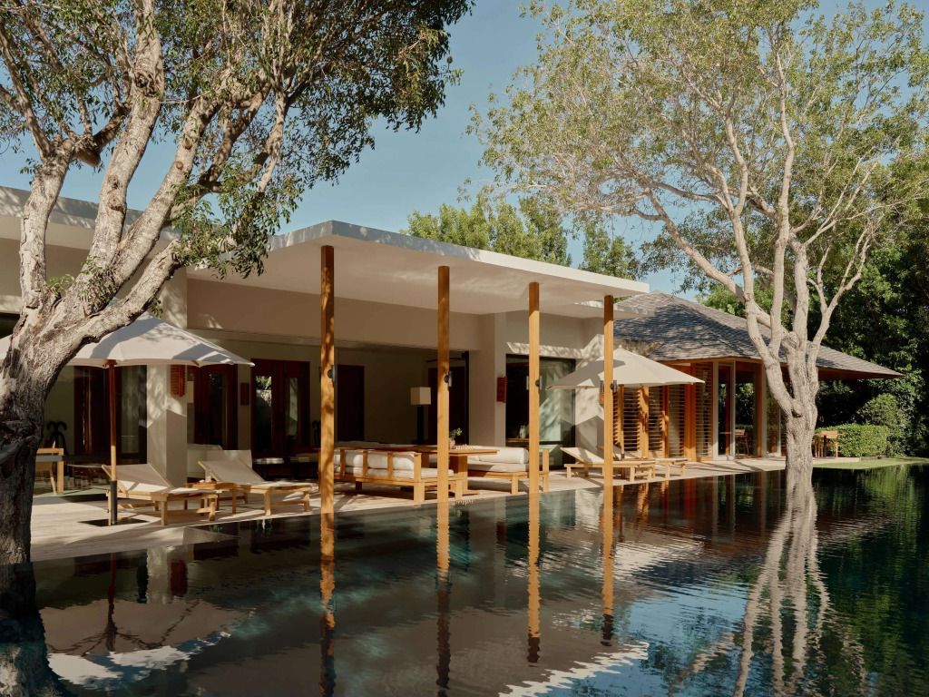 Luxuriöse Poolterrasse mit Sonnenliegen und natürlicher Umgebung.
