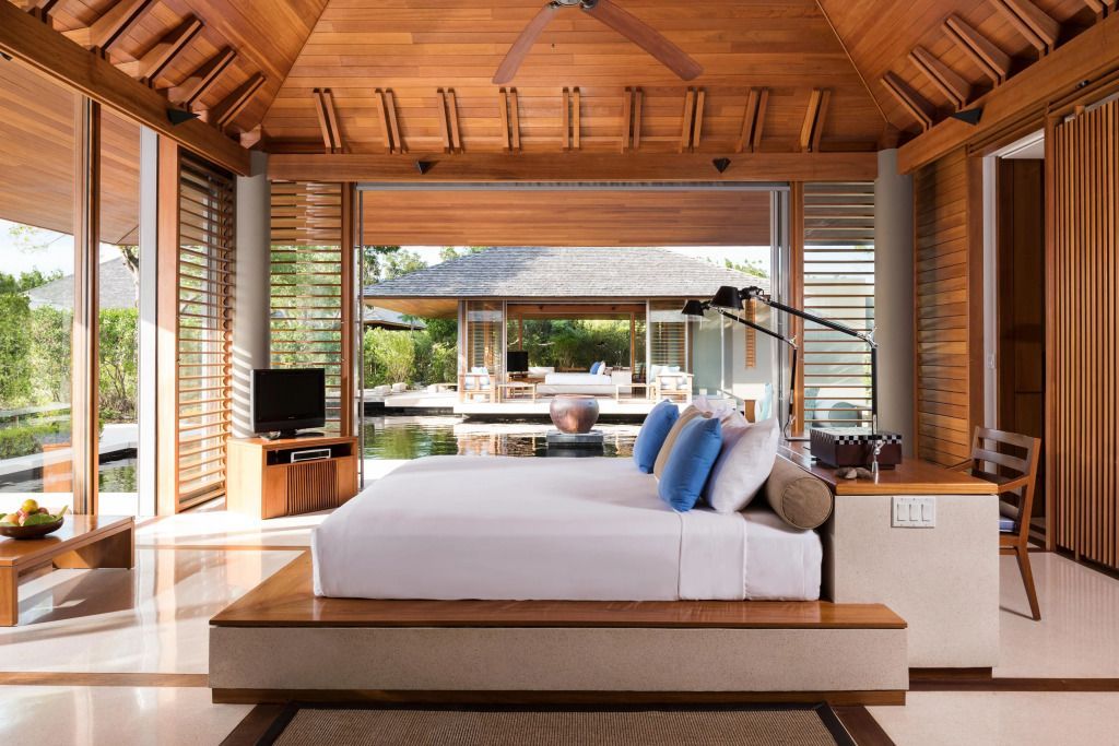Schlafzimmer mit offenem Design und Blick auf den Garten.