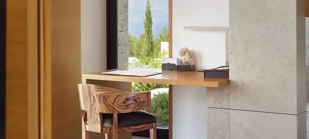 Arbeitsbereich im Deluxe Zimmer mit Blick auf grüne Landschaft