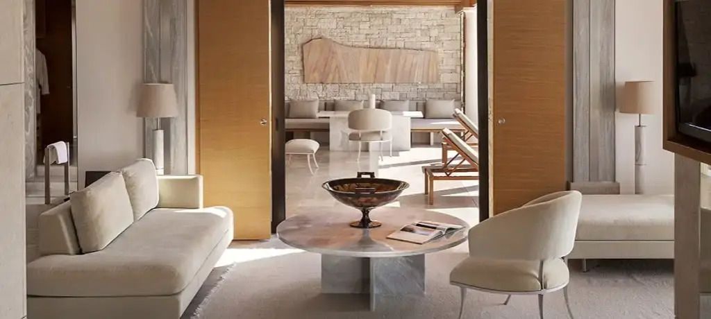 Komfortabler Wohnbereich im Deluxe Zimmer mit stilvoller Dekoration