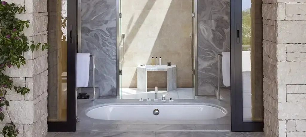 Modernes Badezimmer mit eleganter Badewanne aus Marmor