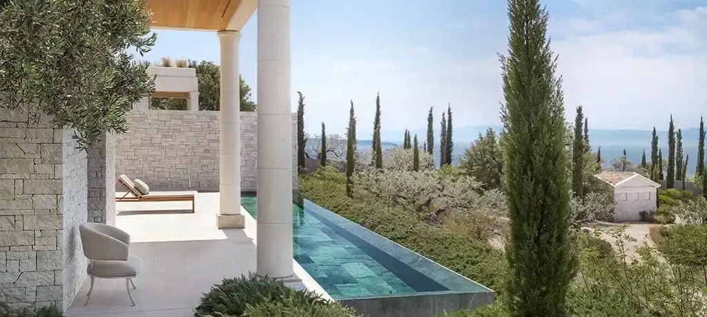 Infinity Pool mit Blick auf Olivenbäume und das Meer in der Ferne