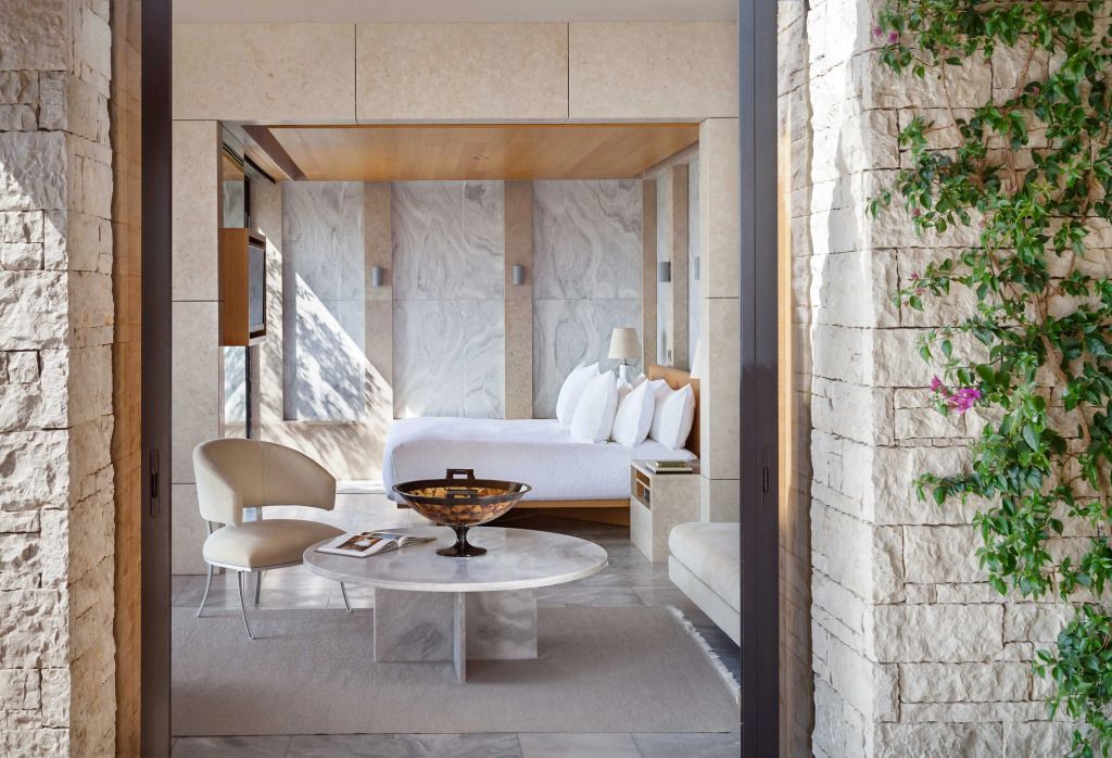 Geräumiges und luxuriöses Schlafzimmer mit Doppelbett und modernem Design