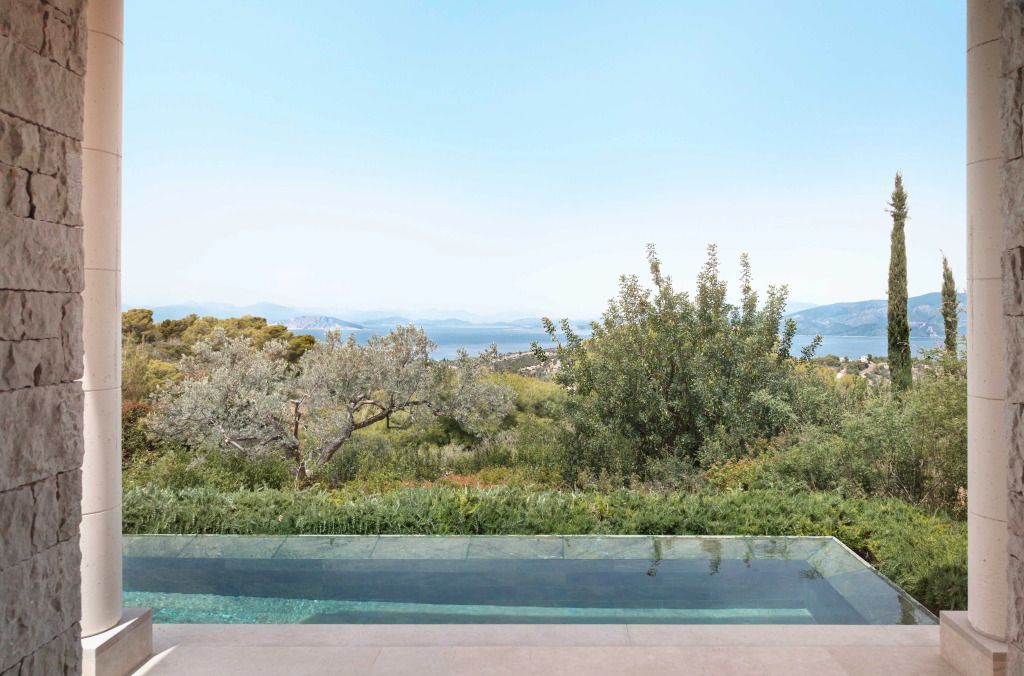 Infinity Pool mit beeindruckendem Blick auf das Meer und umgebende Natur