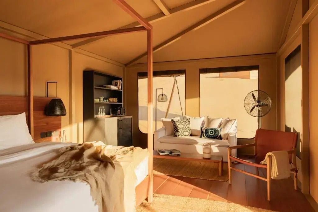 Luxuriöses Zeltinterieur mit Bett und Sitzecke