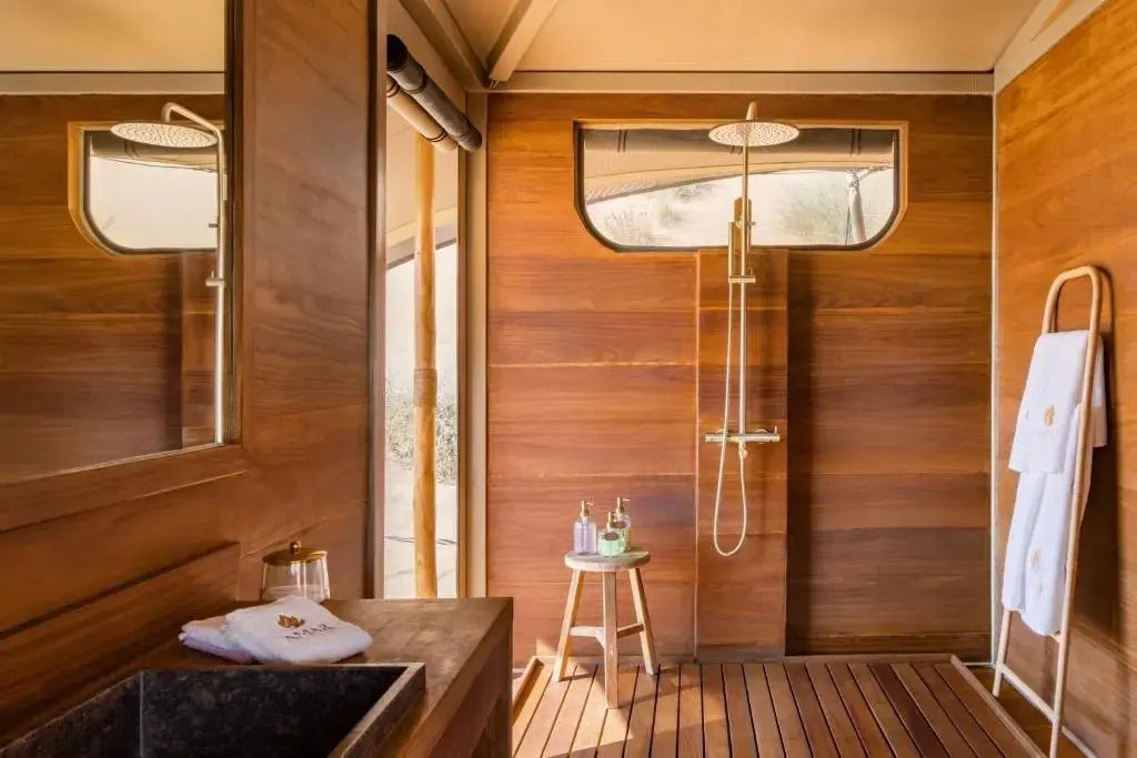 Holzduschbereich im Zelt mit elegantem Design