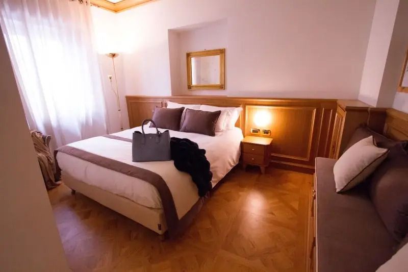 Einladendes Doppelzimmer mit warmen Holzakzenten und dezenter Beleuchtung