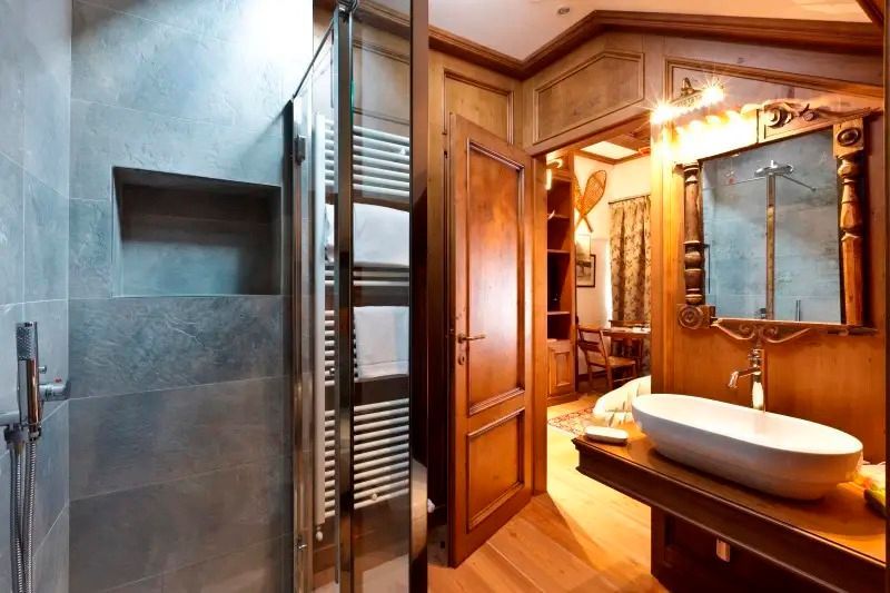 Modernes Badezimmer mit großer Dusche und Holzelementen im Zimmer