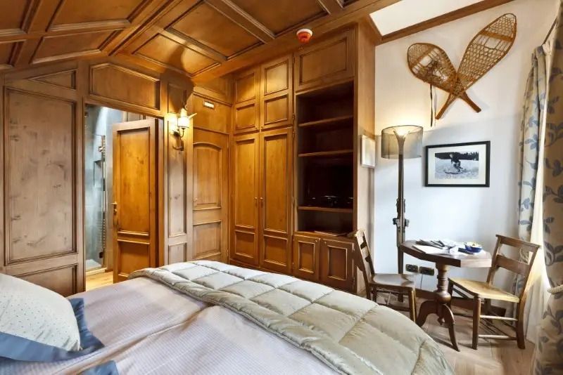Holzverkleidung mit eingebautem Schrank und dekorativen Details im Zimmer.