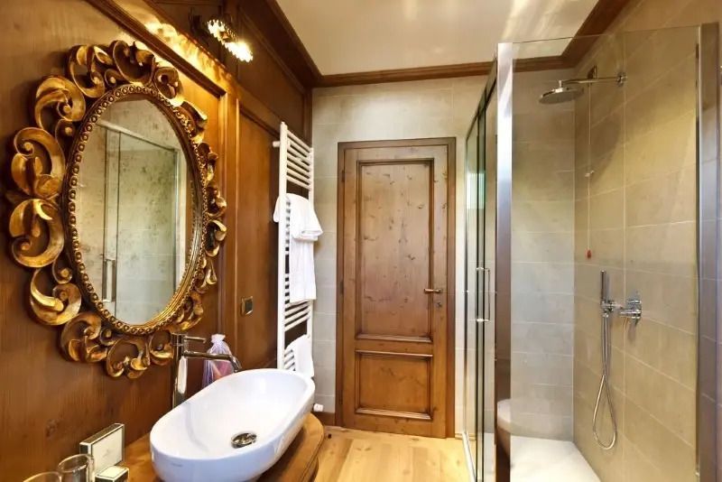 Elegantes Badezimmer mit großem Spiegel und Glasdusche.