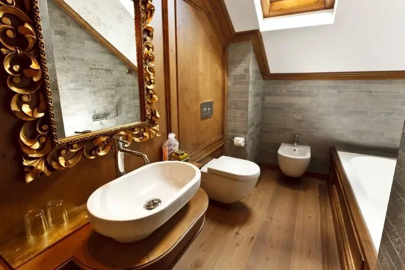 Holztöne im Bad mit Waschbecken und eleganter Wandverkleidung.