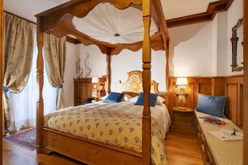 Geräumiges Doppelzimmer mit Himmelbett und gemütlicher Einrichtung.