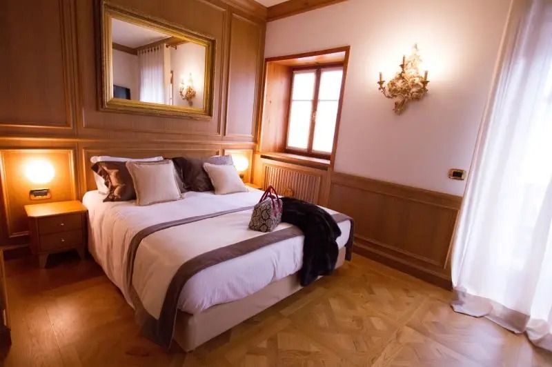 Geschmackvoll eingerichtetes Zimmer mit klassischem Dekor und Spiegel.