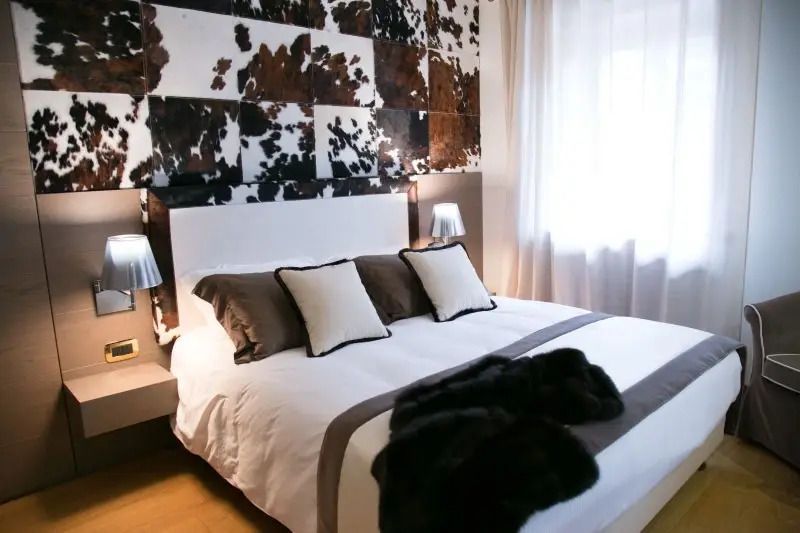 Luxuriöses Hotelzimmer mit auffälliger Wandverkleidung und moderner Beleuchtung