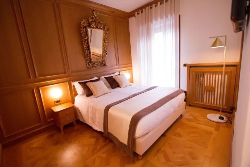 Warmer Schlafbereich mit eleganter Holzverkleidung und dekorativem Spiegel