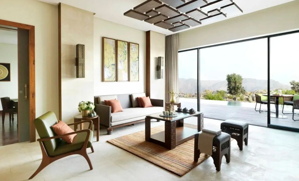 Elegantes Wohnzimmer mit Sofa, Couchtisch und Blick auf den Außenpool