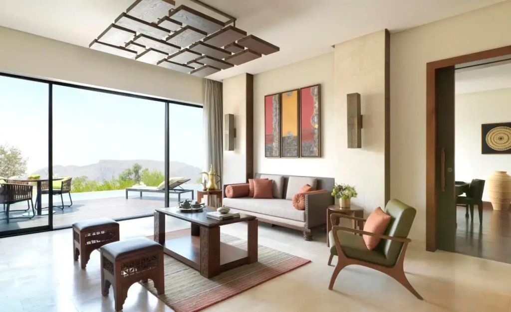 Heller Wohnbereich einer Villa mit moderner Einrichtung und Bergblick