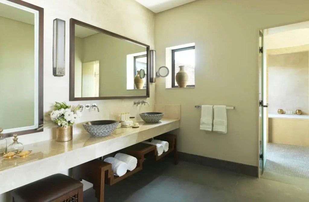 Stilvolles Badezimmer mit Doppelwaschbecken und moderner Ausstattung