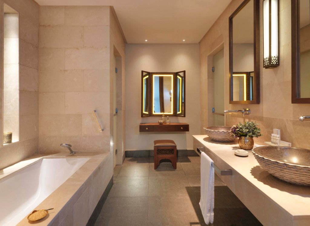 Luxuriöses Badezimmer mit Badewanne und stilvoller Dekoration