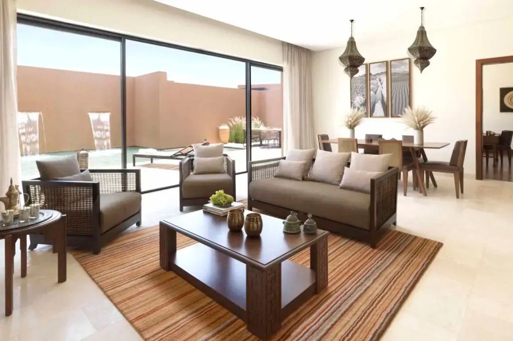 Luxuriöses Wohnzimmer mit stilvollem Mobiliar und Zugang zur privaten Terrasse
