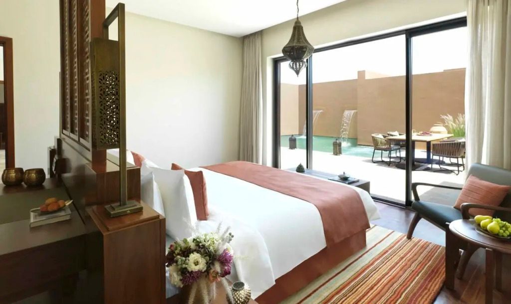 Helles Schlafzimmer mit modernen Akzenten und direktem Zugang zum privaten Pool
