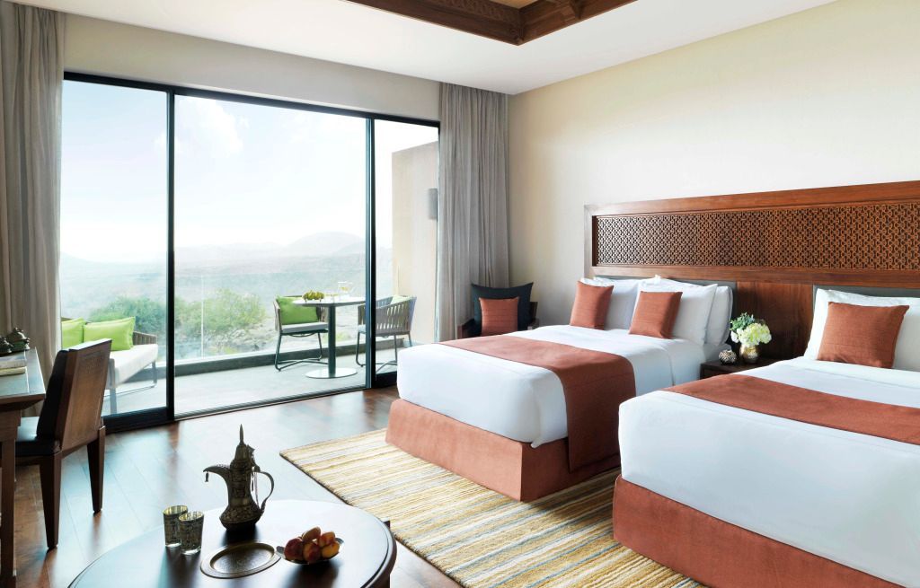 Doppelbettzimmer mit stilvoller Einrichtung und Terrasse mit Aussicht
