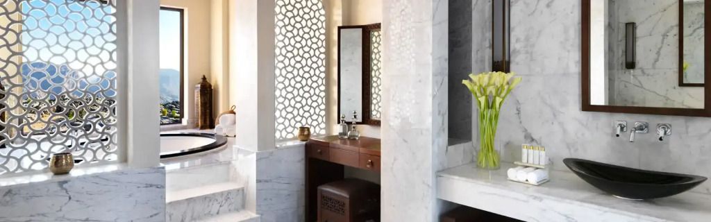 Luxuriöser Schminktisch mit verzierten Spiegeln und Marmorelementen im Anantara Resort