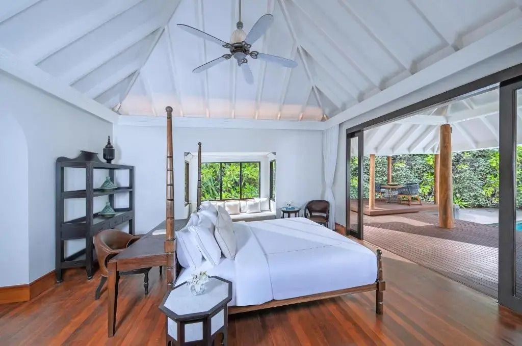 Luxuriöses Schlafzimmer in einer Beach Villa mit Himmelbett und Terrasse mit Ausblick.