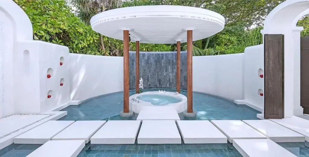 Private Außendusche in einer luxuriösen Villa mit modernem Design.