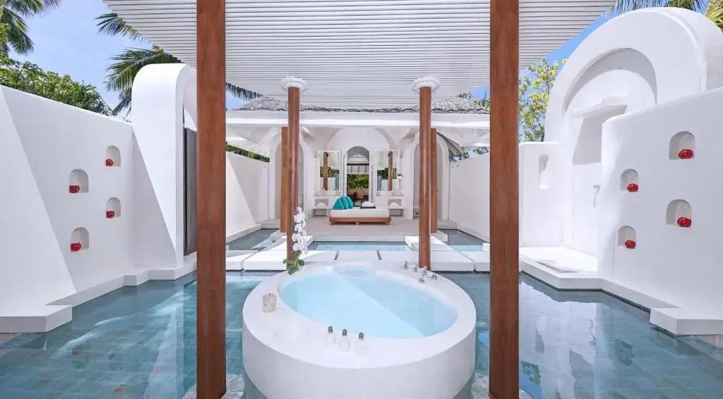 Privater Poolbereich mit luxuriösen Annehmlichkeiten und Liegebereich.