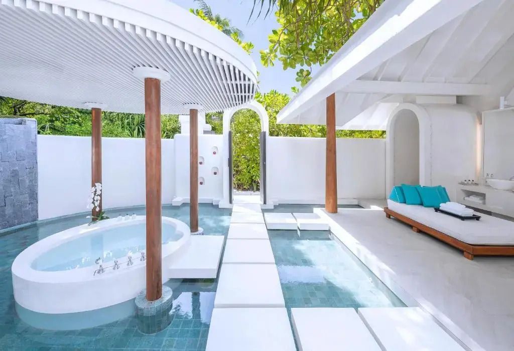 Outdoor-Loungebereich mit Pool in einer luxuriösen Strandvilla.