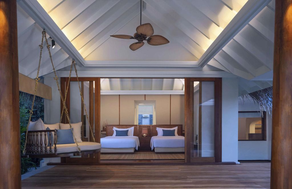 Doppelschlafzimmer mit Hängesessel und hochwertigem Design