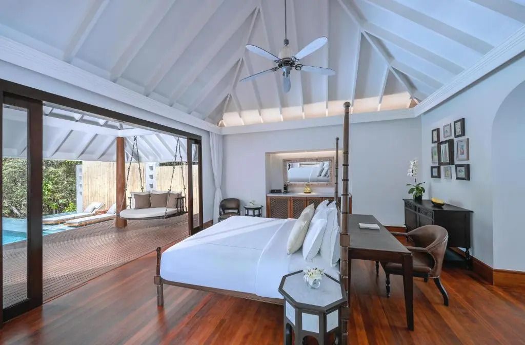 Geräumiges Schlafzimmer in der Family Beach Pool Villa mit Bett und offenem Zugang zur Terrasse
