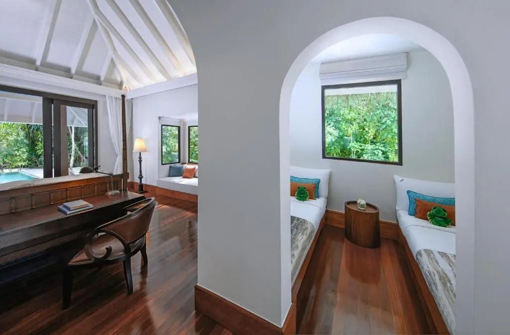 Offenes Zimmerdesign mit Sicht auf beide Schlafzimmer der Villa