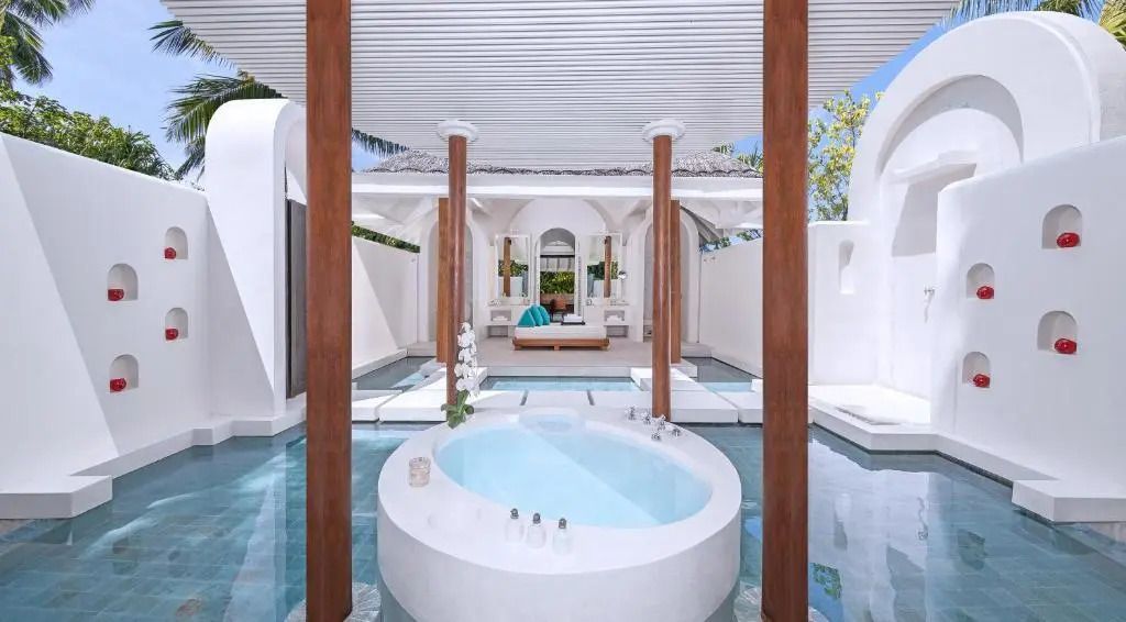 Luxuriöser Außenbereich mit Whirlpool und Lounge der Family Beach Pool Villa